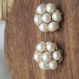 Pushing daisy's pearl estate earrings clip‎ on E260